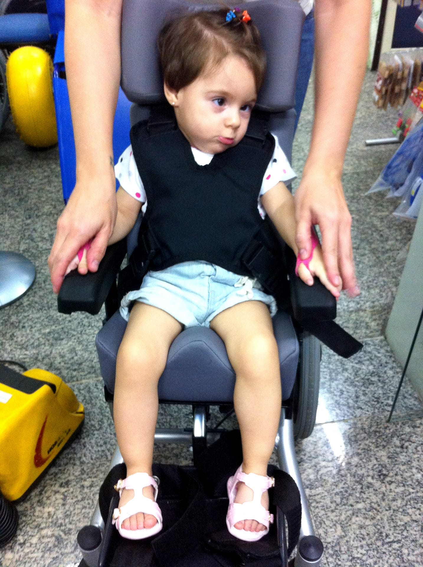 Entre o carrinho de bebê e a cadeira de rodas…
